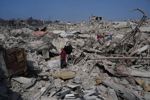 Ein palästinensischer Junge in den Trümmern von Gaza-Stadt.