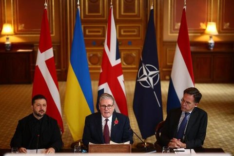 Der britische Premierminister Keir Starmer, der ukrainische Präsident Wolodymyr Selenskyj und der Nato-Generalsekretär Mark Rutte nehmen per Videoschalte im Foreign, Commonwealth and Development Office (FCDO) an einem Treffen der „Koalition der Willigen“ mit internationalen Partnern zur Ukraine teil.