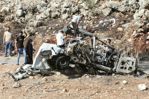Autowrack nach einem israelischen Luftschlag im libanesischen Haruf.