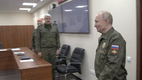 Diese Aufnahme aus einem Video soll Wladimir Putin bei der Ankunft zum Gespräch mit Militärs zeigen.