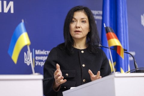 Wirtschaftsministerin Katherina Reiche (CDU) spricht bei einer Pressekonferenz in Kiew.