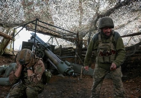 Ukrainische Soldaten feuern eine Haubitze auf russische Truppen in der Nähe der Frontstadt Pokrowsk ab.