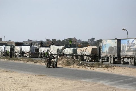 Lkw mit Hilfsgütern warten am israelischen Grenzübergang Kissufim auf die Weiterfahrt in den Gazastreifen.