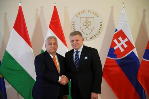 Der slowakische Premierminister Robert Fico (r), begrüßt seinen ungarischen Amtskollegen Viktor Orban bei einem Treffen in Bratislava.