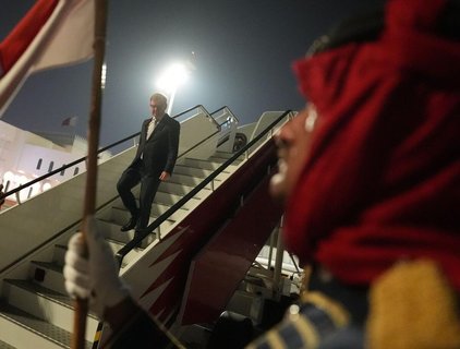 Bundesaußenminister Johann Wadephul (r) auf dem Internationalen Flughafen Bahrain.