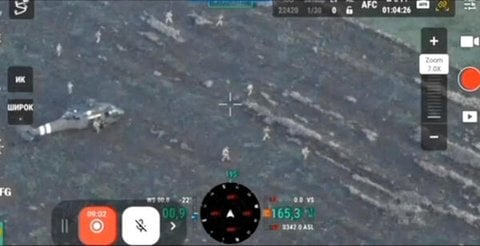 Ein Standbild aus einem Video, das am Freitag (31. Oktober) veröffentlicht und Reuters von einer ukrainischen Militärquelle zur Verfügung gestellt wurde, soll einen Hubschrauber und Truppen in der ostukrainischen Stadt Pokrowsk zeigen.