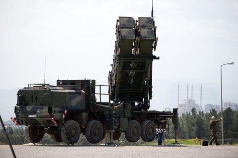 Eine „Patriot“-Feuereinheit der Bundeswehr steht am 25.03.2014 in Kahramanmaras in der Türkei.