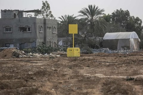 Ein gelber Betonmarker weist in Bureij auf die „gelbe Linie“ hin, hinter die sich die israelische Armee als Teil der mit der Hamas vereinbarten Waffenruhe zurückgezogen hat.