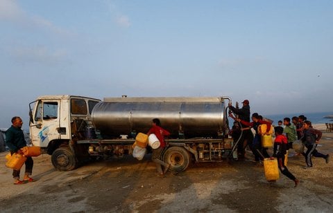 Ansturm auf einen mit Wasser befüllten Tanklastwagen in Gaza-Stadt.