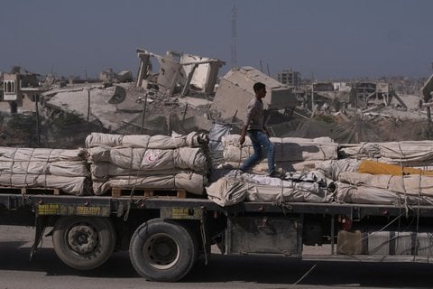 Lastwagen mit humanitärer Hilfe fahren durch Chan Junis im südlichen Gazastreifen. 