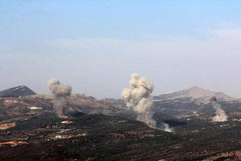 Rauchwolken steigen nach einem israelischen Angriff am 10. November 2025 am Rande des südlibanesischen Dorfes Qatrani in der Nähe von Jezzine auf.