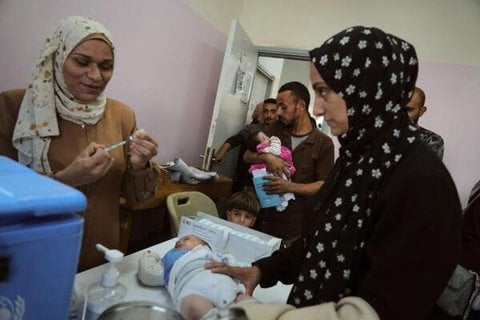 Palästinensische Kinder unter drei Jahren erhalten in einem Gesundheitszentrum in Stadt Gaza Impfungen, die von Unicef und dem Palästinensischen Roten Halbmond zur Verfügung gestellt werden.