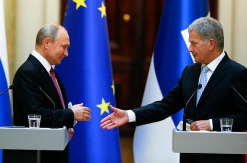 Sauli Niinistö, damaliger Präsident von Finnland, und Wladimir Putin, Präsident von Russland, schütteln sich bei einer gemeinsamen Pressekonferenz im finnischen Präsidentenpalast die Hände (Archivbild).