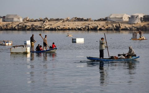 Palästinenser beim Fischen im Hafen von Gaza-Stadt.