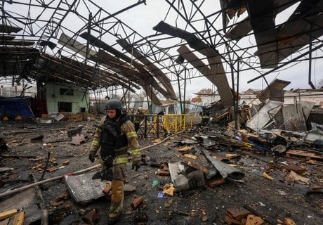 Rettungskräfte arbeiten am Ort eines russischen Drohnenangriffs in Charkiw.