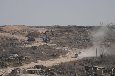 Hamas-Mitglieder und ägyptische Arbeiter suchen unter Aufsicht des Roten Kreuzes nach den Leichen von Geiseln.