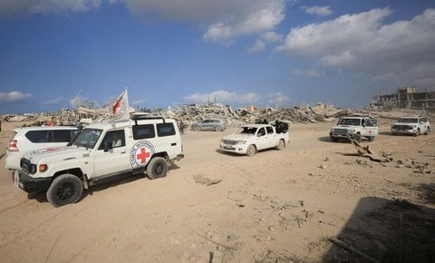 Von der Hamas begleitete Kolonne des Roten Kreuzes auf der Suche nach Geisel-Leichen im Gazastreifen.