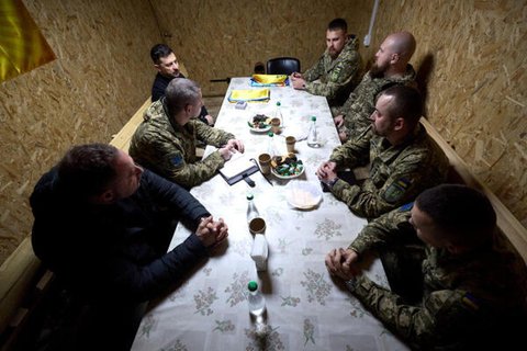 Der ukrainische Präsident Wolodymyr Selenskyj nimmt an einem Treffen mit hochrangigen Offizieren teil.