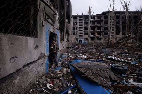 Ein ukrainischer Soldat inspiziert ein Gebäude nach einem russischen Drohnenangriff in Kostiantyniwka.