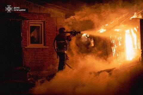 Ein Feuerwehrmann ist nach einem russischen Militärschlag in der ukrainischen Region Sumy im Einsatz.