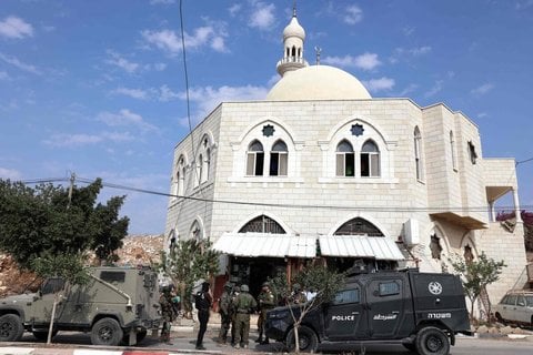 Polizeieinsatz am Freitag in Deir Istiya im Westjordanland, wo israelische Siedler eine Moschee attackiert haben.