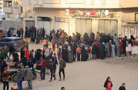 Schlange an einer Brot-Verteilstelle in Chan Junis.
