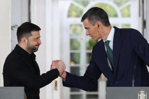 Der spanische Ministerpräsident Pedro Sanchez und der ukrainische Präsident Wolodymyr Selenskyj geben sich während einer Pressekonferenz im Moncloa-Palast in Madrid, Spanien, am 18. November 2025 die Hand. 