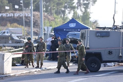 Einsatzkräfte am Tatort im Etzion-Block.