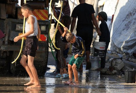 Ein palästinensisches Kind wäscht sich mit einem Wasserschlauch in Gaza-Stadt am 19. November 2025 (Symbolbild).