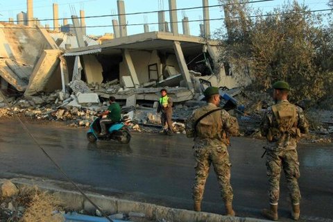 Soldaten der libanesischen Armee sichern den Ort eines israelischen Luftangriffs, der am 19. November 2025 ein Gebäude im südlibanesischen Dorf Deir Kifa traf.