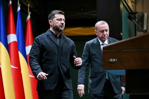 Der türkische Präsident Recep Tayyip Erdoğan und der ukrainische Präsident Wolodymyr Selenskyj treffen nach ihrem Treffen im Präsidentenpalast in Ankara am 19. November 2025 zu einer gemeinsamen Pressekonferenz ein.
