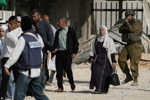 Ein israelischer Soldat hält seine Waffe auf Menschen, die an einer Demonstration teilnehmen, bei der die Rückkehr vertriebener Palästinenser in ihre Häuser im Flüchtlingslager Nur Shams gefordert wird. 