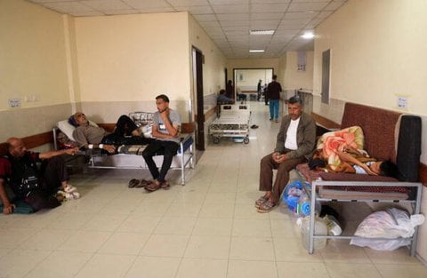 Palästinenser sitzen im Nasser-Krankenhaus im südlichen Gazastreifen (Symbolbild).