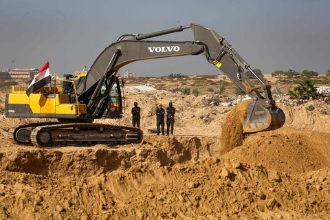 Bagger mit ägyptischer Flagge gräbt in Nuseirat unter Aufsicht von Kämpfern des Islamischen Dschihad nach verscharrten Hamas-Geiseln.
