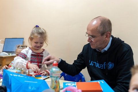 Der Geschäftsführer von Unicef Deutschland, Christian Schneider, spielt in der Ostukraine mit einem Vorschulkind in einem unterirdischen Schutzraum.
