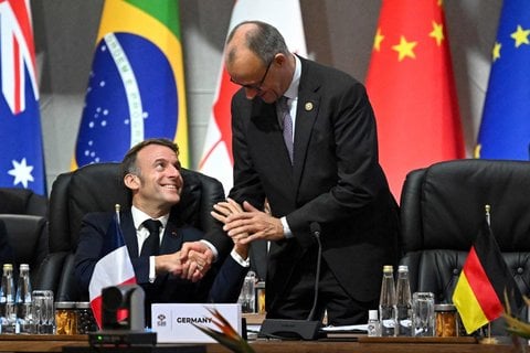 Bundeskanzler Friedrich Merz (rechts) begrüßt beim G-20-Gipfel in Johannesburg den französischen Präsidenten Emmanuel Macron.