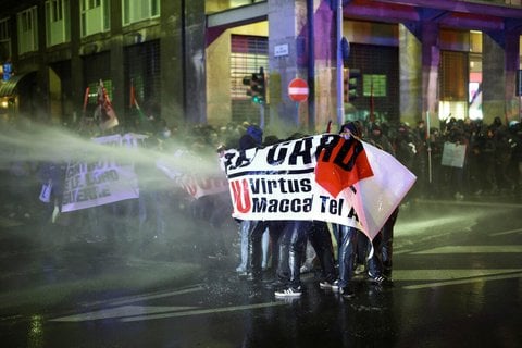 Die Polizei von Bologna setzte Tränengas und Wasserwerfer gegen die Demonstranten ein. 
