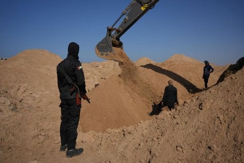 Kämpfer des Islamischen Dschihad und ägyptische Arbeiter suchen nördlich von Nuseirat im Gazastreifen nach den Leichen von Hamas-Geiseln.