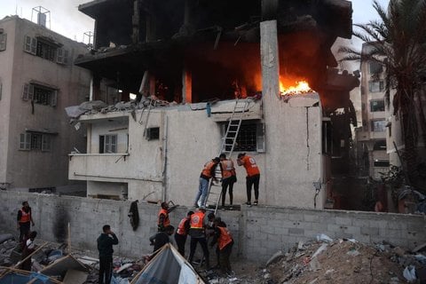 Mitarbeiter des palästinensischen Zivilschutzes beim Einsatz in einem Haus in Gaza-Stadt.