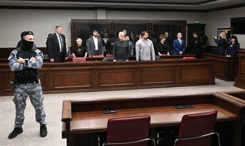 Angeklagte sind im Gericht in Rostow am Don in Russland zu sehen.