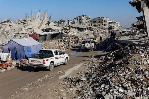 Fahrzeuge des Internationalen Roten Kreuzes auf einer Straße in den Ruinen von Dschabalia.