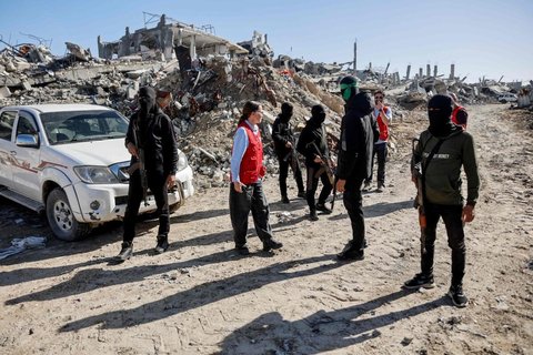 Mitglieder des Internationalen Roten Kreuzes beim Austausch mit Hamas-Kämpfern in Dschabalia.