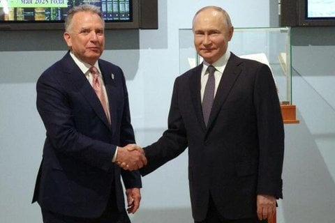 Der russische Präsident Wladimir Putin und der Sondergesandte von US-Präsident Trump, Steve Witkoff, geben sich die Hand (Archivbild).