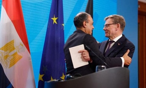 Der deutsche Außenminister Johann Wadephul und der ägyptische Außenminister Badr Abdelatty umarmen sich am Ende einer gemeinsamen Pressekonferenz.