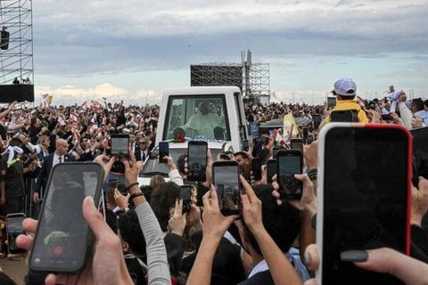 Papst Leo XIV. trifft am 2. Dezember 2025 im Papamobil ein, um eine Messe am Ufer von Beirut abzuhalten.