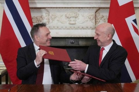 Der norwegische Verteidigungsminister Tore O. Sandvik (links) und der britische Verteidigungsminister John Healey (rechts) unterzeichnen am 4. Dezember 2025 in London ein strategisches Verteidigungsabkommen.