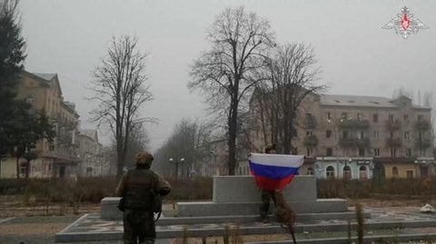 Ein Soldat hält eine russische Flagge in Pokrowsk, Region Donezk, Ukraine, in diesem Screenshot aus einem Video, das am 1. Dezember 2025 veröffentlicht wurde.