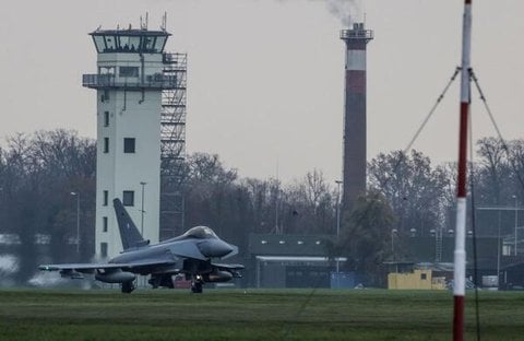 Ein Eurofighter der Luftwaffe rollt zur Startbahn auf dem Fliegerhorst in Nörvenich.