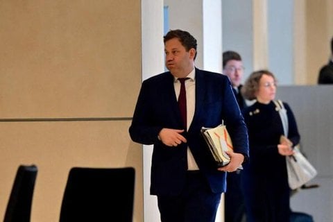 Lars Klingbeil (SPD), Bundesminister der Finanzen, geht nach nach einem Interview zu den Ergebnissen der Abstimmung durch den Bundestag.