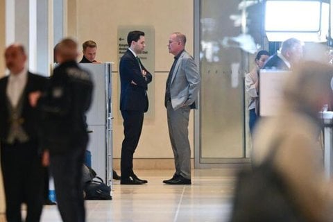 Johannes Winkel (CDU), Vorsitzender der Jungen Union, und Mathias Miersch, SPD-Fraktionsvorsitzender im Bundestag, sprechen nach einem Interview zu den Ergebnissen der Abstimmungen im Bundestag miteinander.